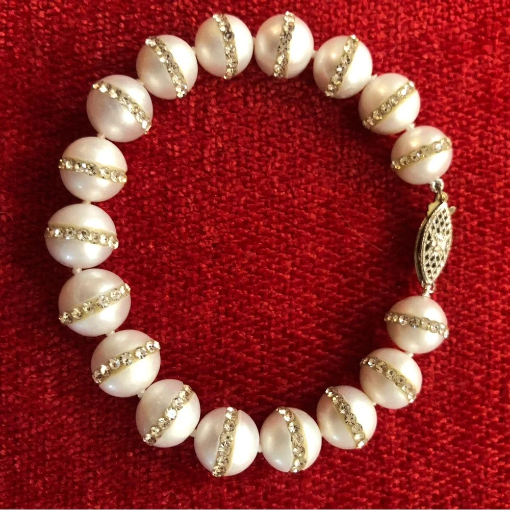 Elegant Pearl and Crystal Bracelet - Picture 1 of 10